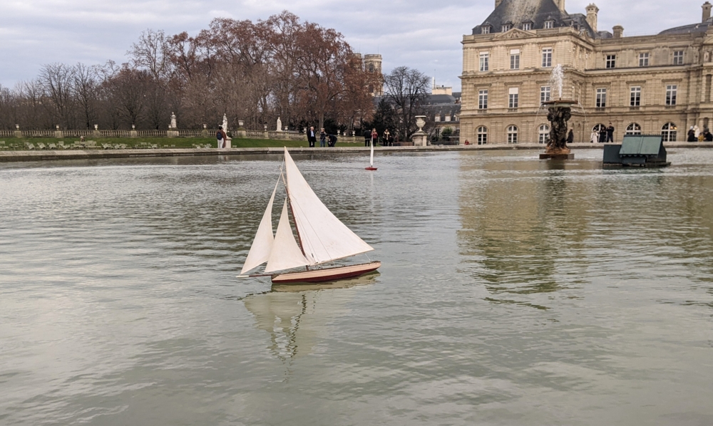 club nautique du luco jardin du Luxembourg Paris pond boat