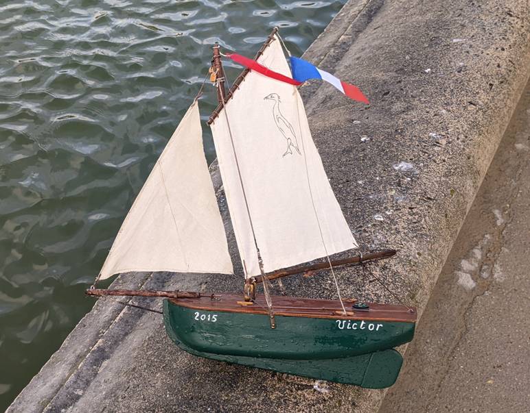 club nautique du luco jardin du Luxembourg Paris pond boat