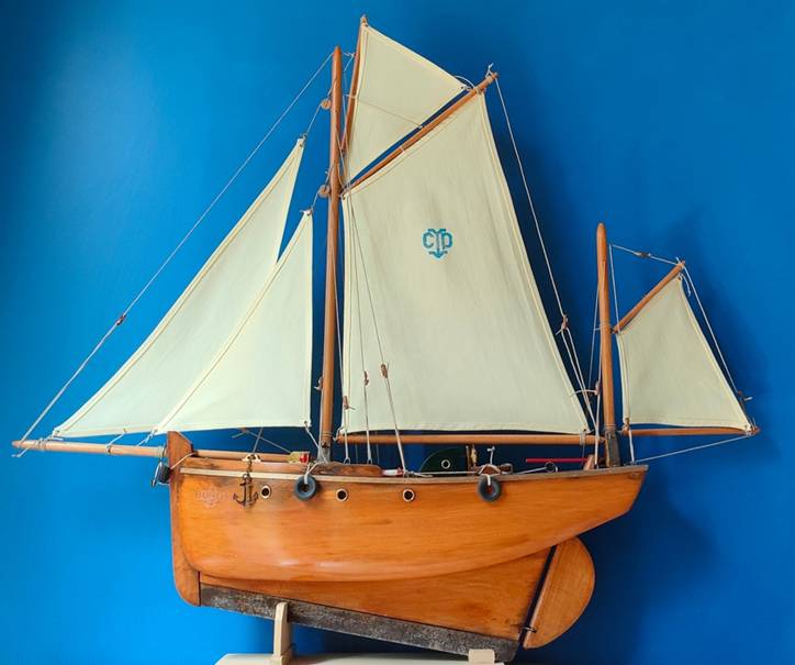 club nautique du luco jardin du Luxembourg Paris pond boat