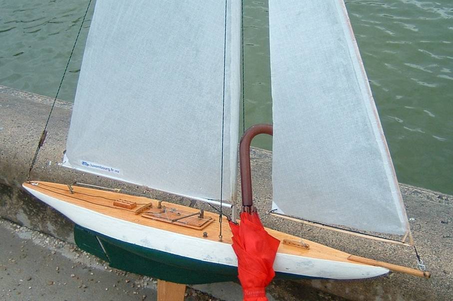 club nautique du luco jardin du Luxembourg Paris pond boat