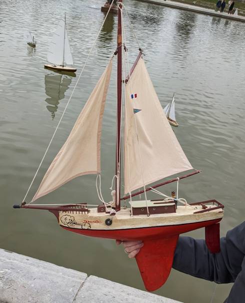 club nautique du luco jardin du Luxembourg Paris pond boat