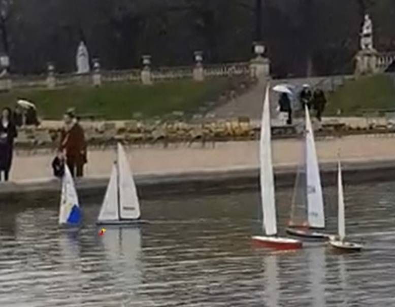 club nautique du luco jardin du Luxembourg Paris pond boat