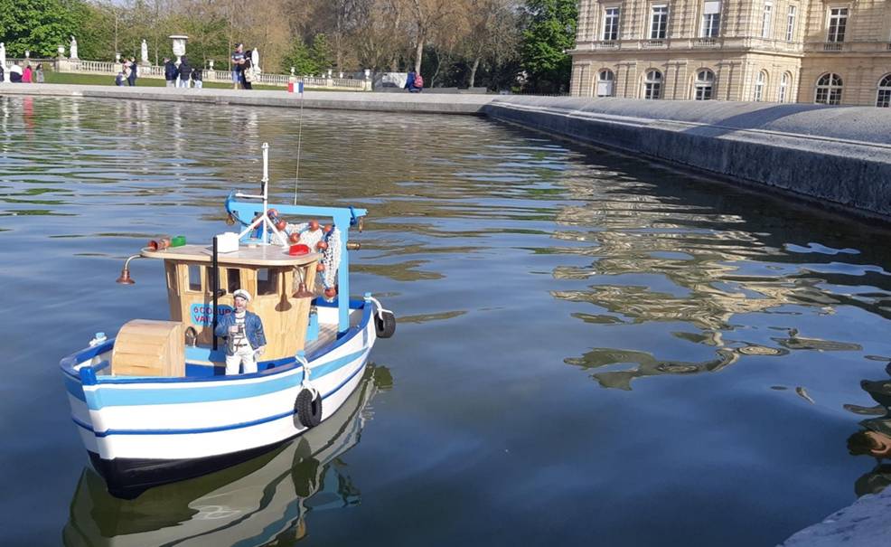 club nautique du luco jardin du Luxembourg Paris pond boat