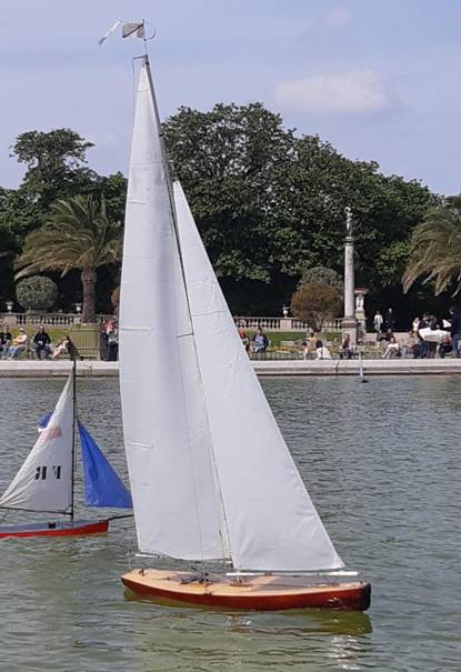 club nautique du luco jardin du Luxembourg Paris pond boat