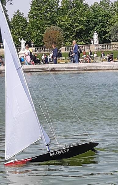 club nautique du luco jardin du Luxembourg Paris pond boat