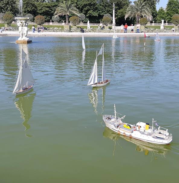 club nautique du luco jardin du Luxembourg Paris pond boat