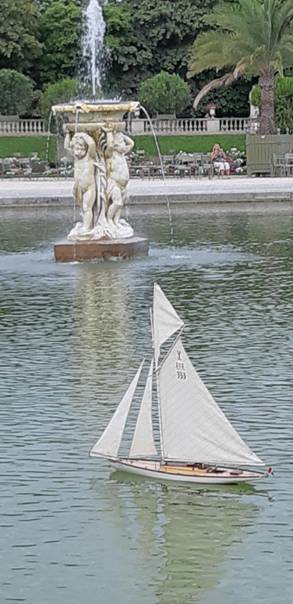 club nautique du luco jardin du Luxembourg Paris pond boat