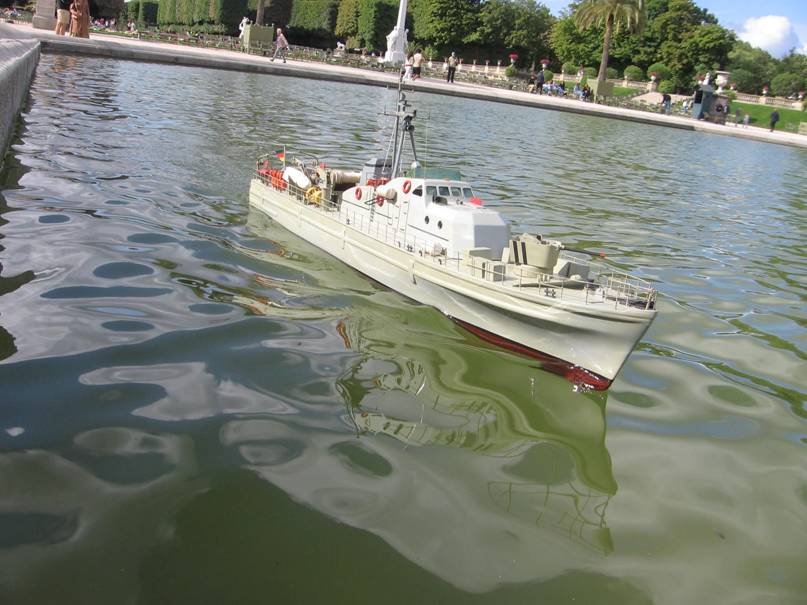 club nautique du luco jardin du Luxembourg Paris pond boat