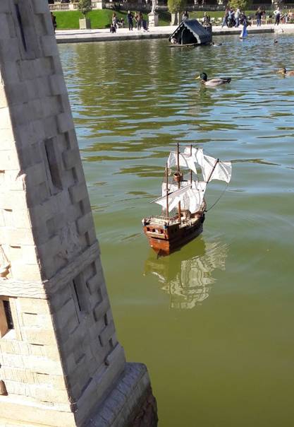 club nautique du luco jardin du Luxembourg Paris pond boat