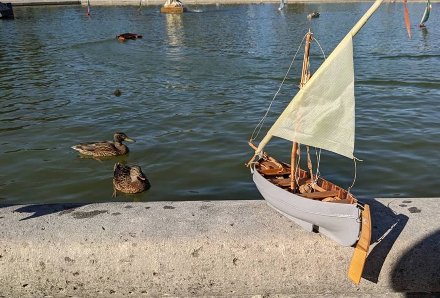 club nautique du luco jardin du Luxembourg Paris pond boat