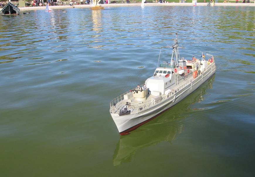 club nautique du luco jardin du Luxembourg Paris pond boat