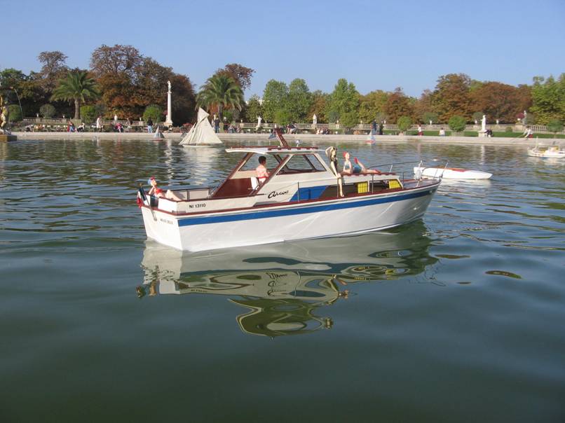 club nautique du luco jardin du Luxembourg Paris pond boat