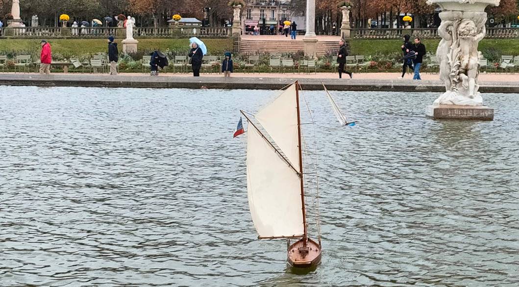 club nautique du luco jardin du Luxembourg Paris pond boat