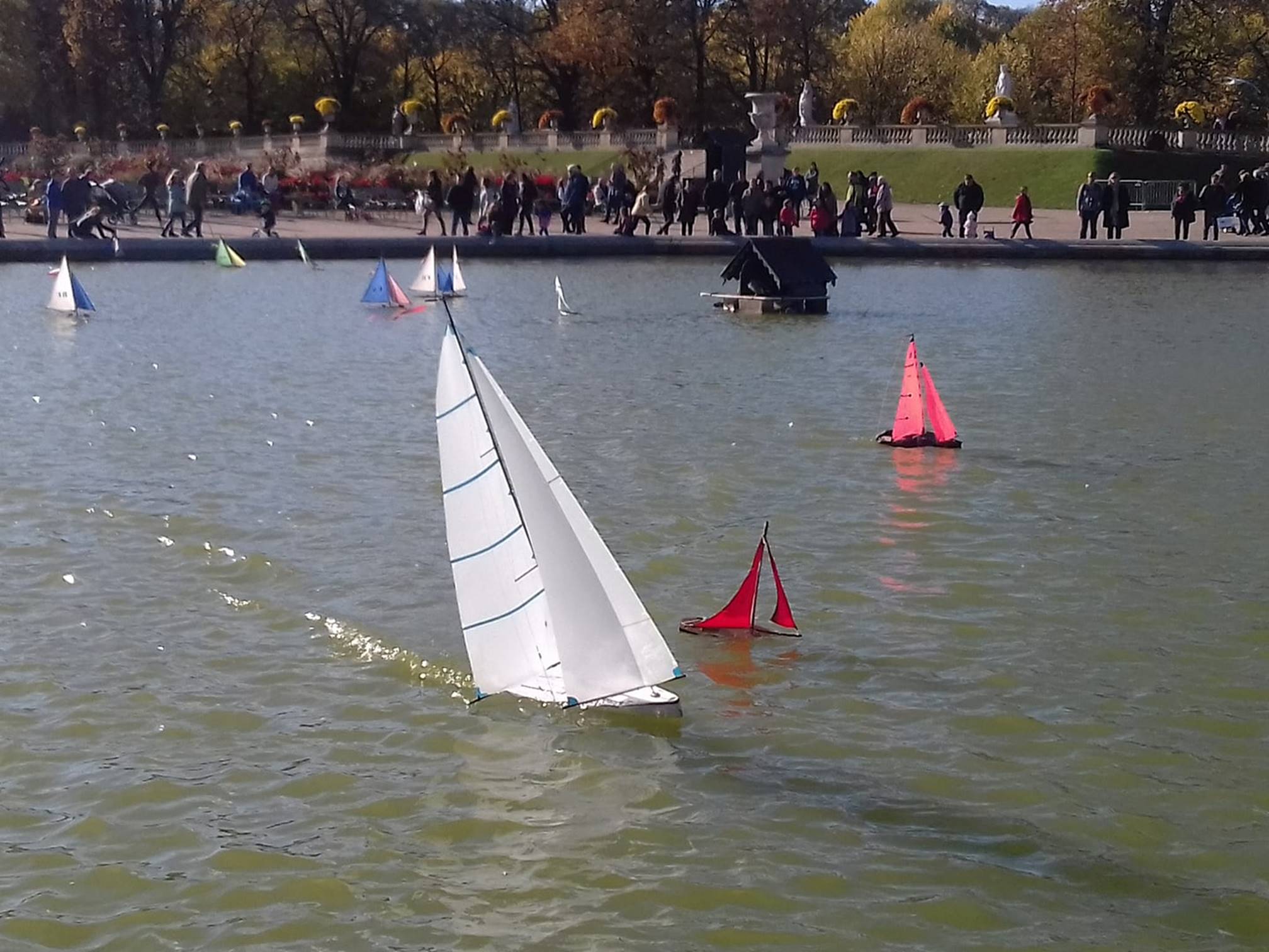club nautique du luco jardin du Luxembourg Paris pond boat