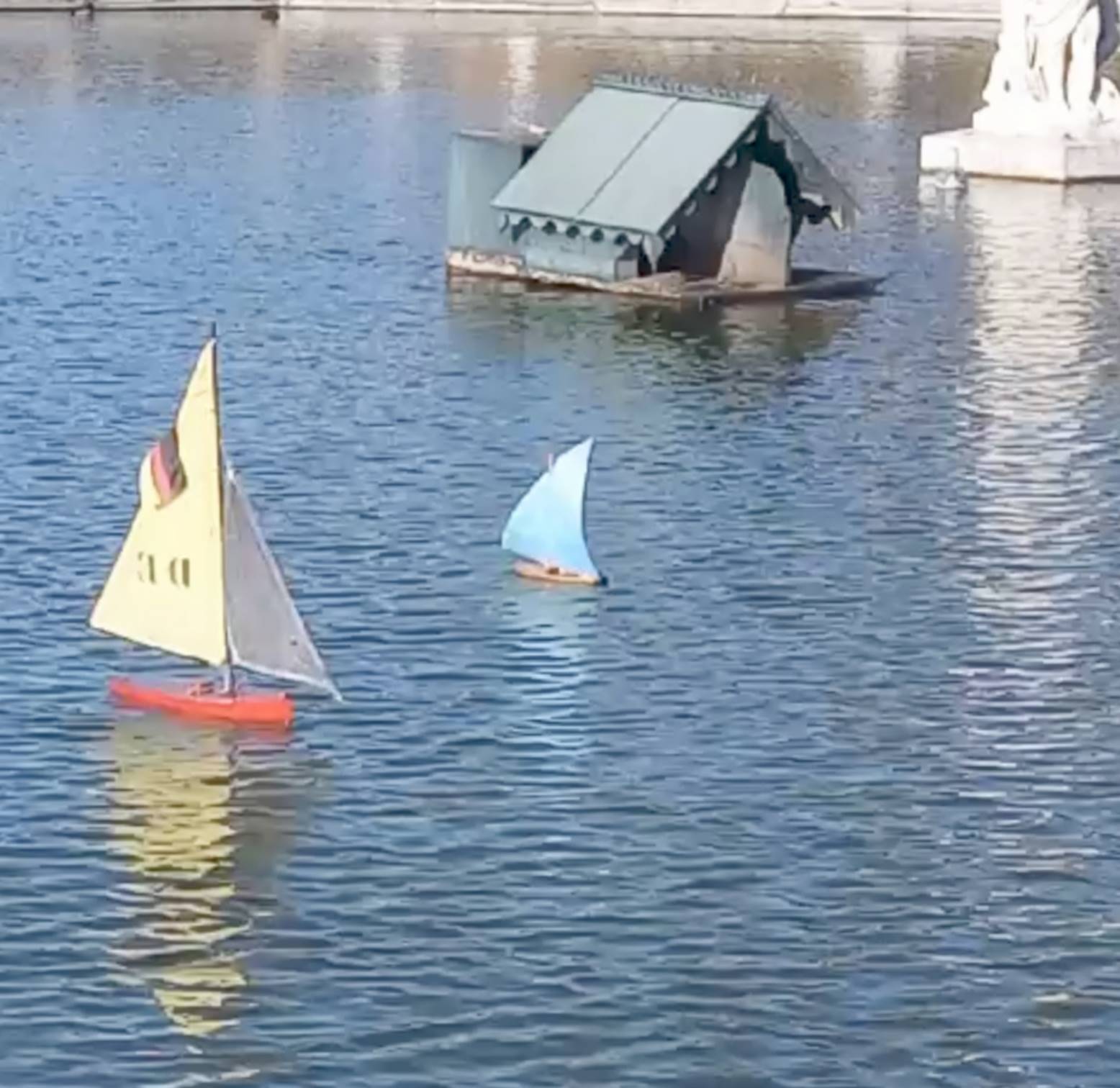 club nautique du luco jardin du Luxembourg Paris pond boat