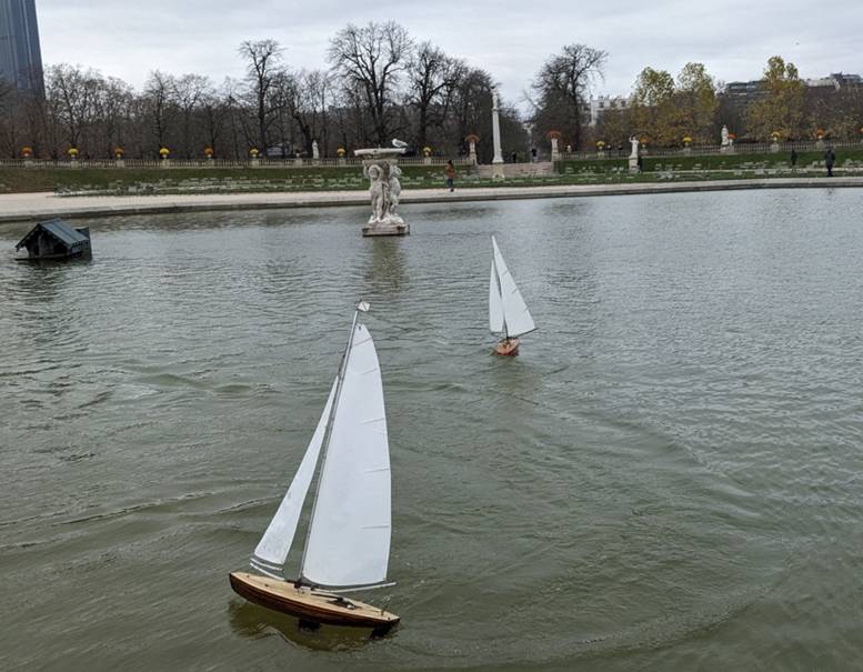 club nautique du luco jardin du Luxembourg Paris pond boat