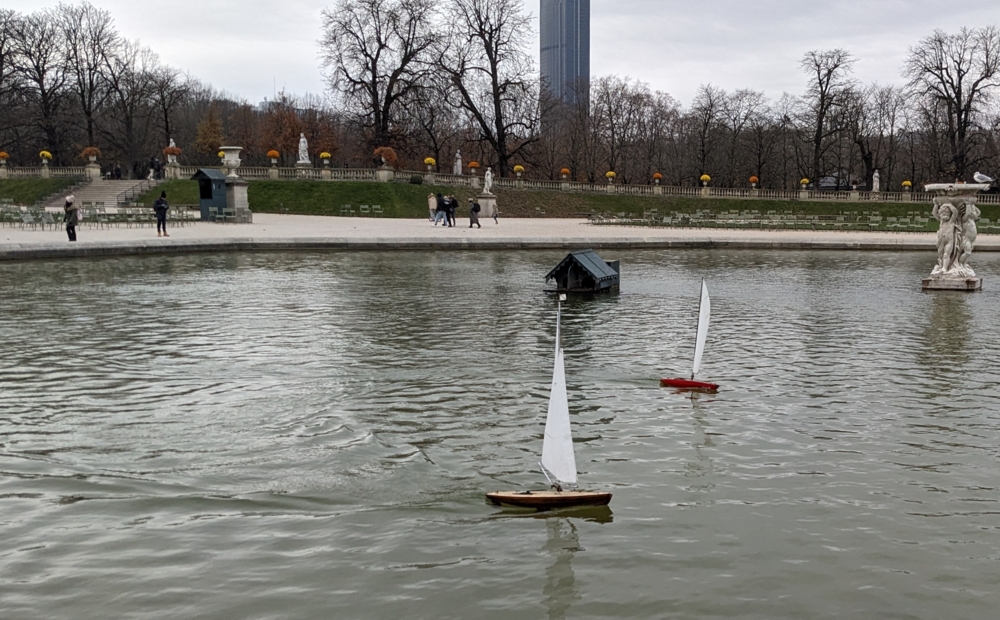 club nautique du luco jardin du Luxembourg Paris pond boat