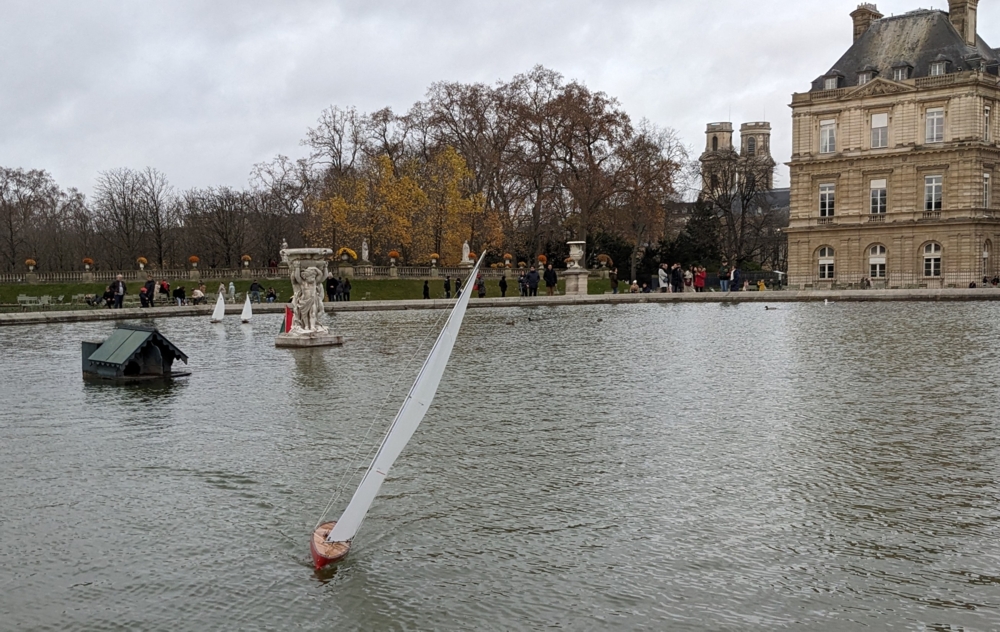 club nautique du luco jardin du Luxembourg Paris pond boat
