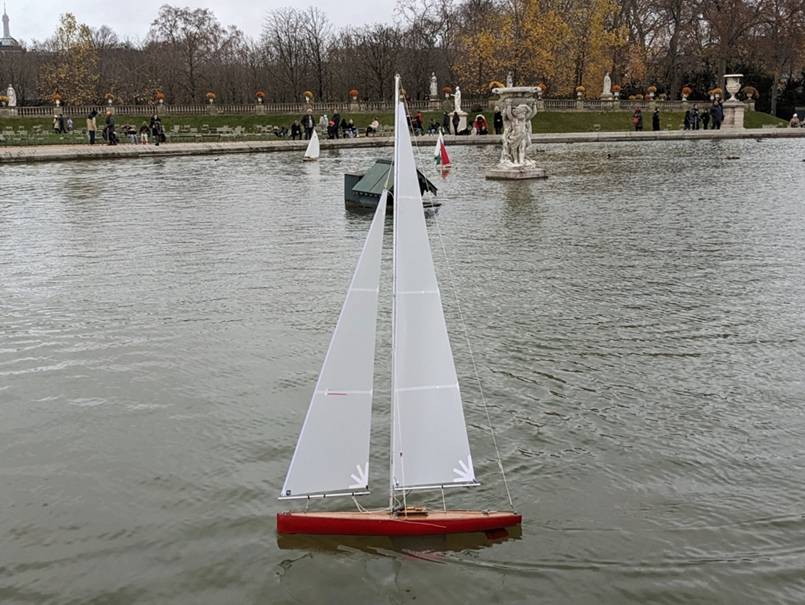 club nautique du luco jardin du Luxembourg Paris pond boat
