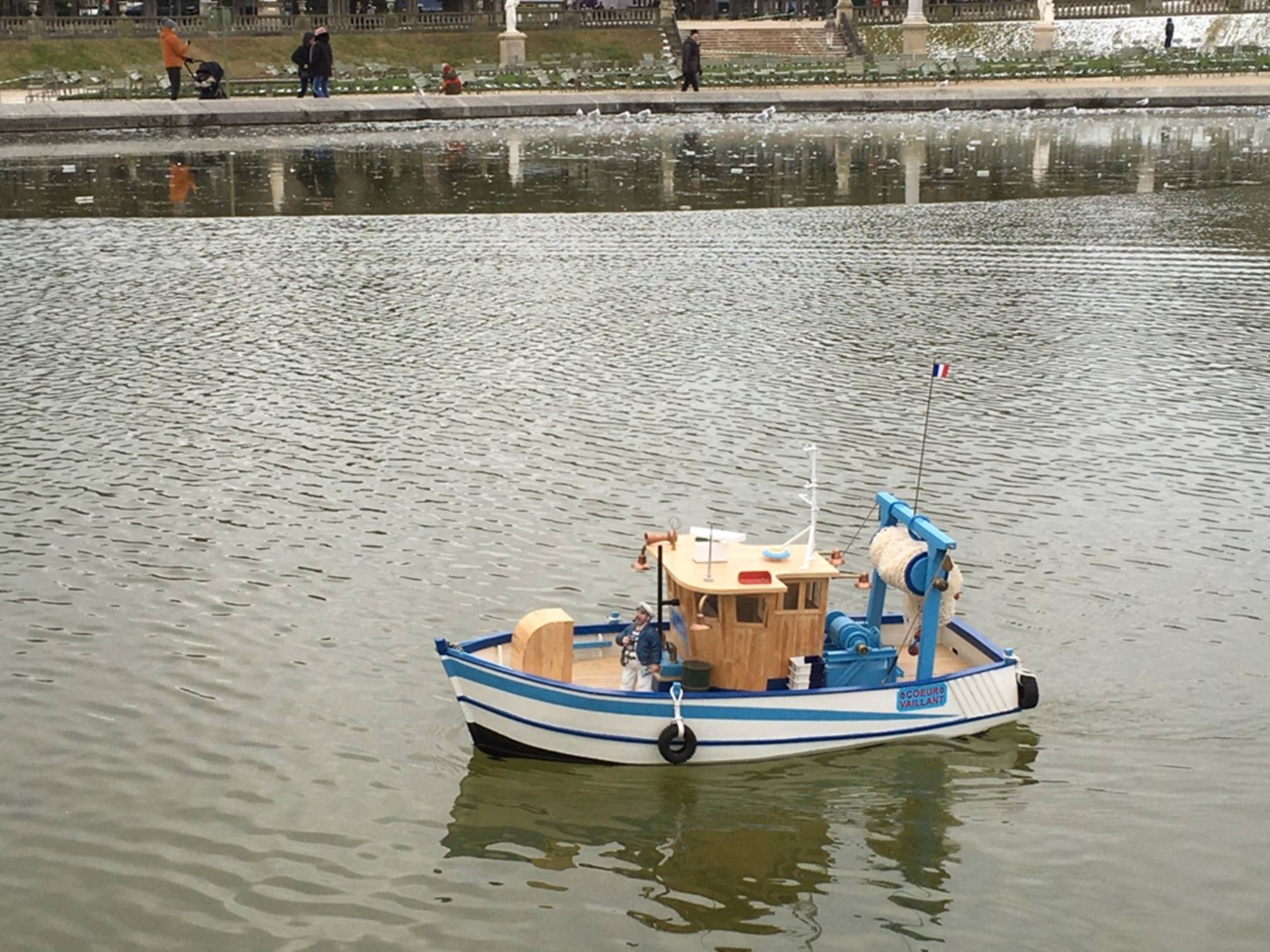 club nautique du luco jardin du Luxembourg Paris pond boat