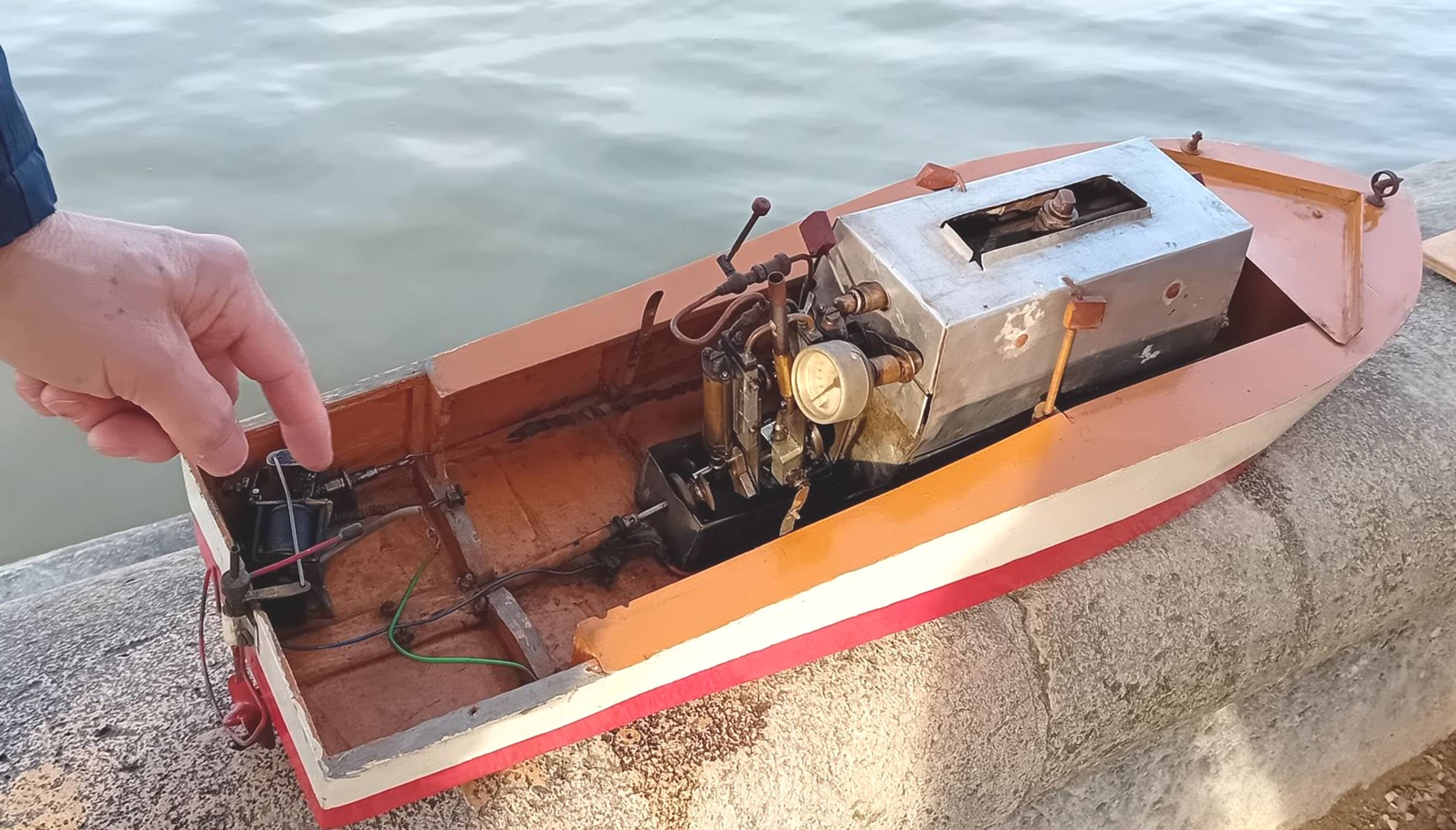 club nautique du luco jardin du Luxembourg Paris pond boat