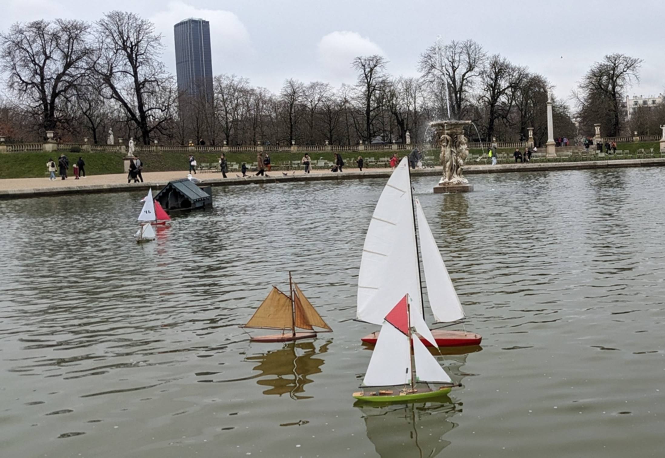 club nautique du luco jardin du Luxembourg Paris pond boat