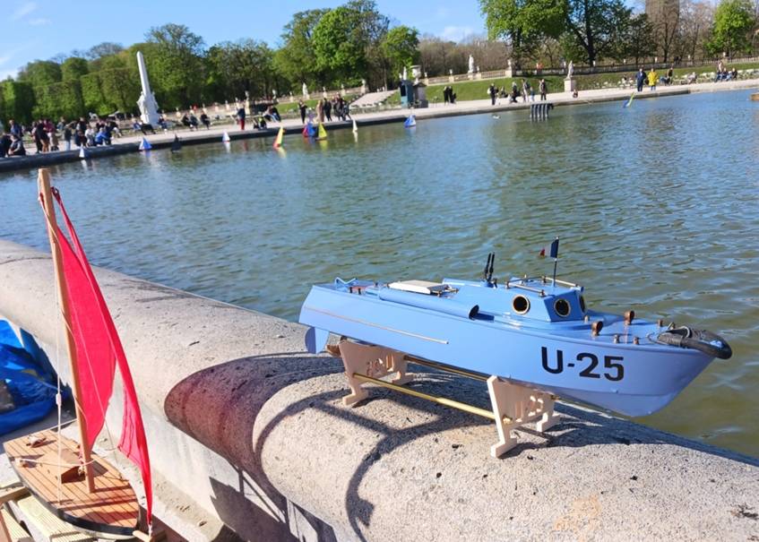 club nautique du luco jardin du Luxembourg Paris pond boat