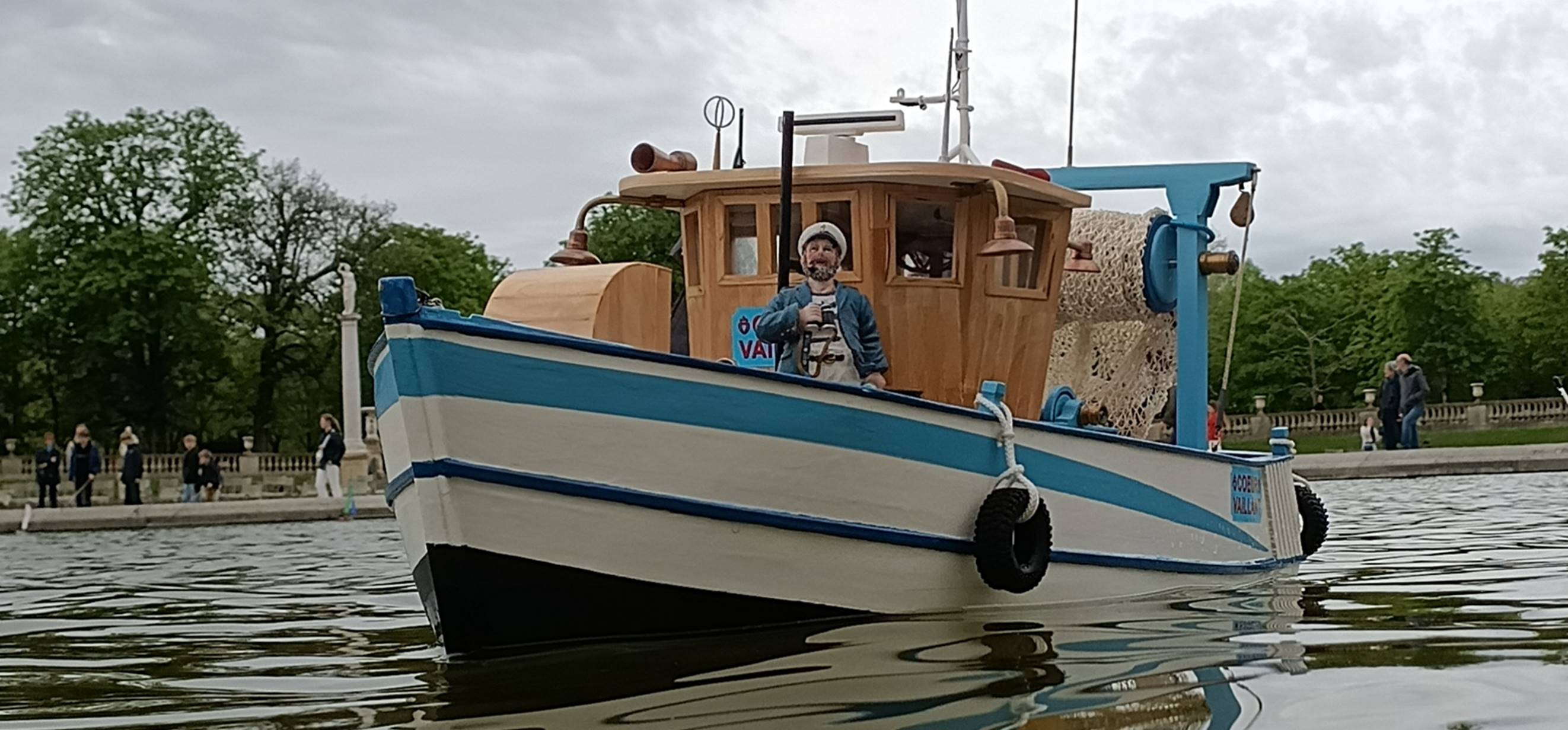 club nautique du luco jardin du Luxembourg Paris pond boat