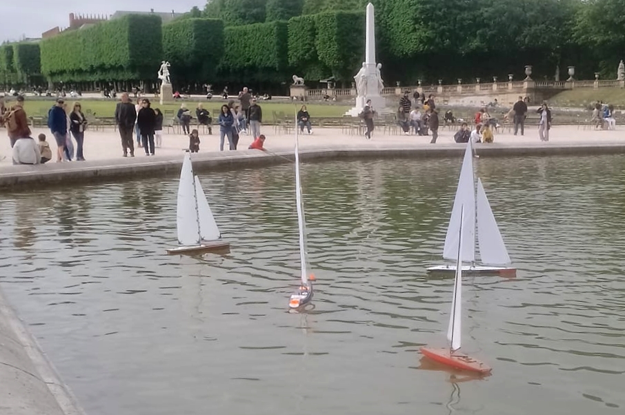 club nautique du luco jardin du Luxembourg Paris pond boat