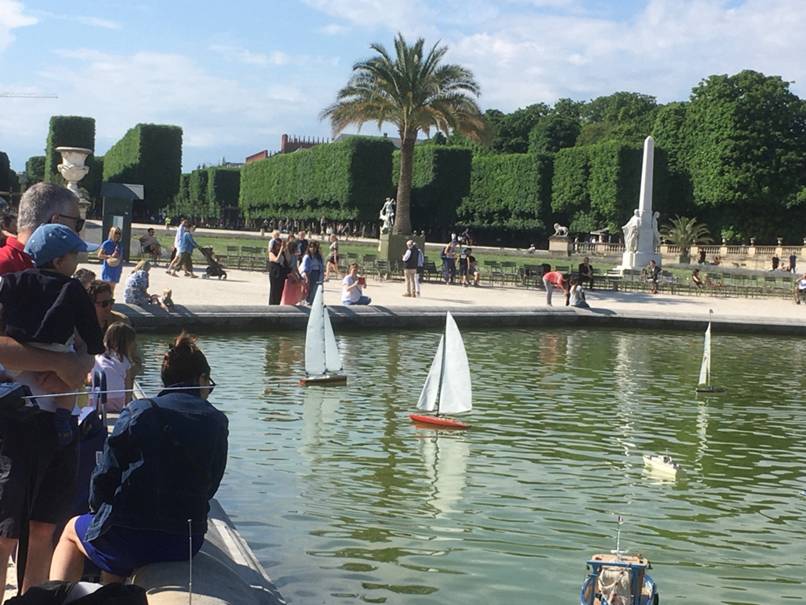 club nautique du luco jardin du Luxembourg Paris pond boat