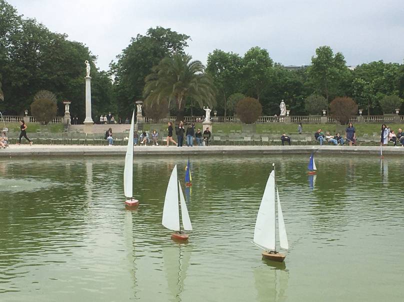 club nautique du luco jardin du Luxembourg Paris pond boat