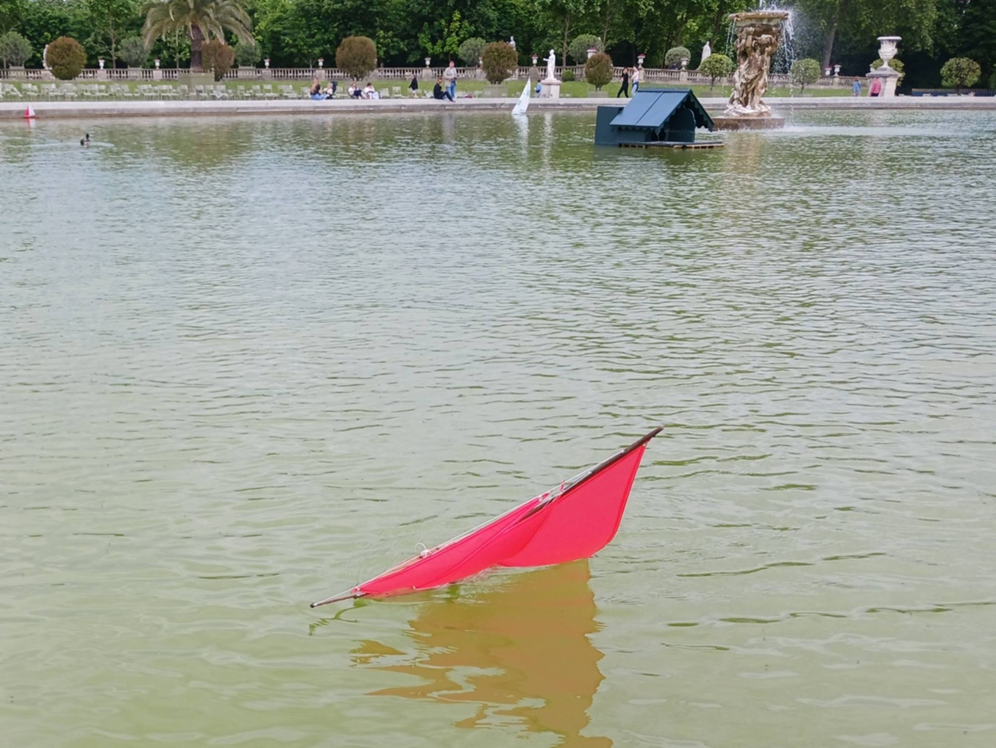 club nautique du luco jardin du Luxembourg Paris pond boat