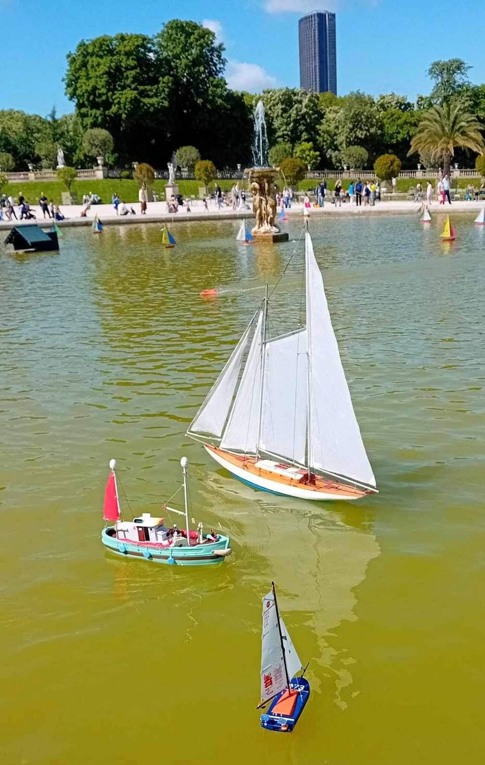 club nautique du luco jardin du Luxembourg Paris pond boat