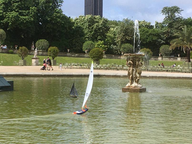 club nautique du luco jardin du Luxembourg Paris pond boat