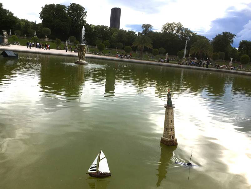 club nautique du luco jardin du Luxembourg Paris pond boat