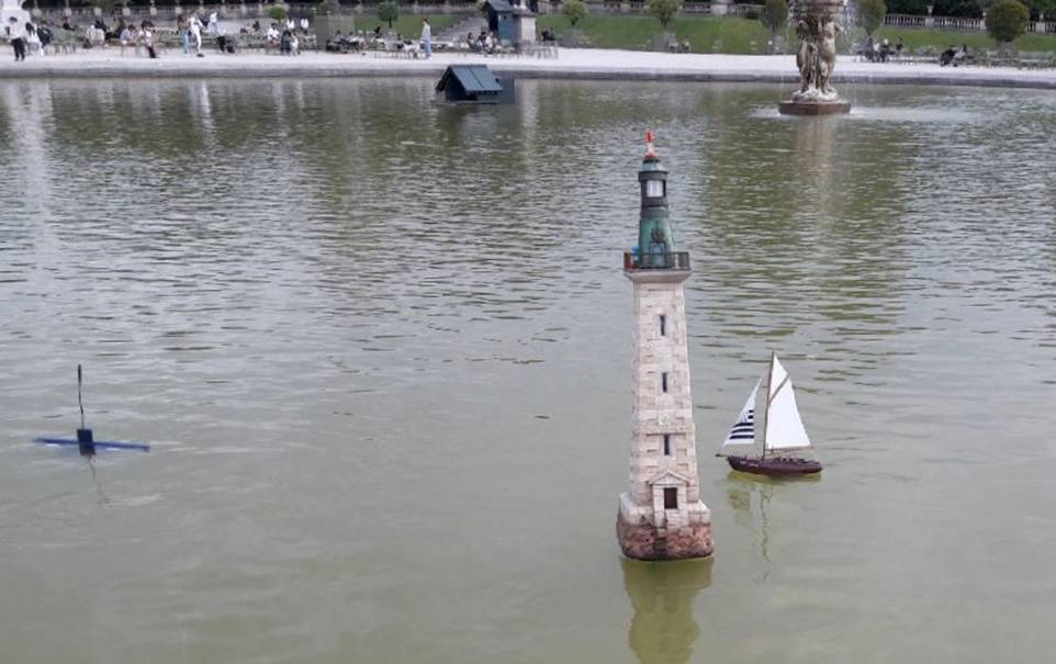 club nautique du luco jardin du Luxembourg Paris pond boat