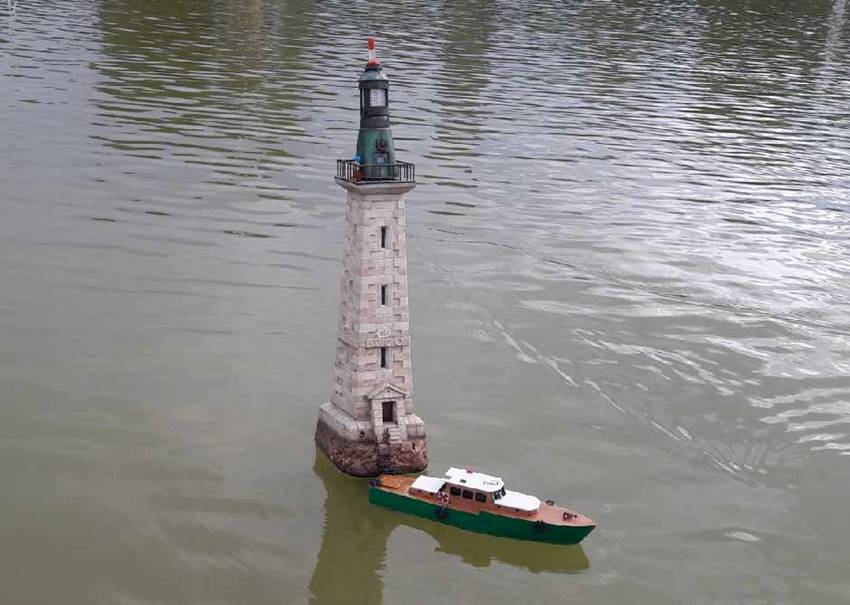 club nautique du luco jardin du Luxembourg Paris pond boat