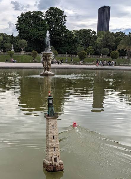 club nautique du luco jardin du Luxembourg Paris pond boat