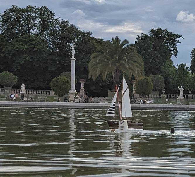 club nautique du luco jardin du Luxembourg Paris pond boat