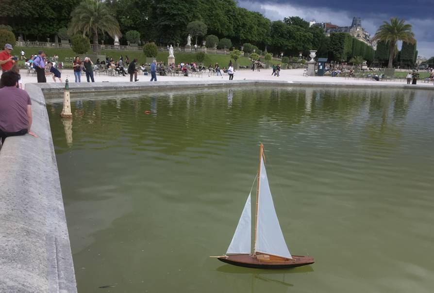 club nautique du luco jardin du Luxembourg Paris pond boat

