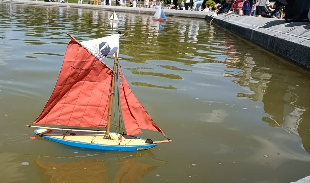 club nautique du luco jardin du Luxembourg Paris pond boat