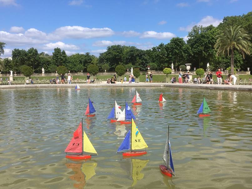 club nautique du luco jardin du Luxembourg Paris pond boat