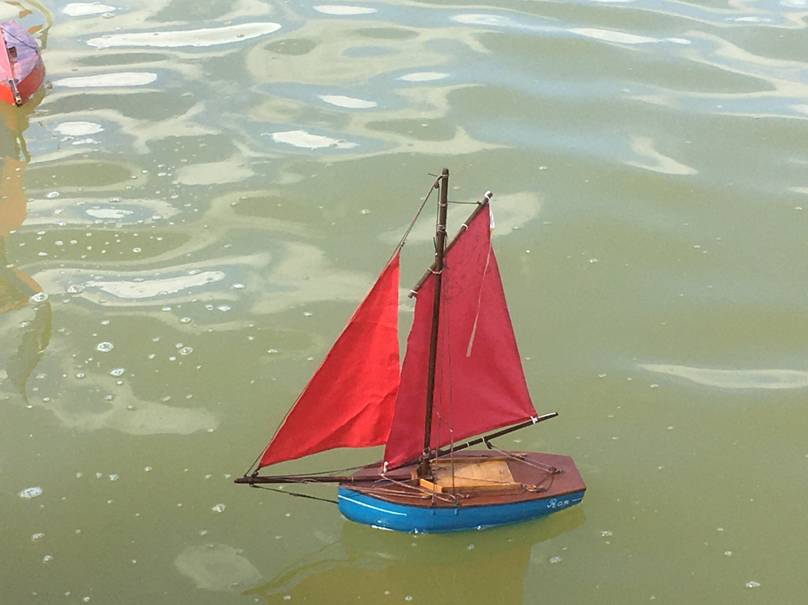 club nautique du luco jardin du Luxembourg Paris pond boat