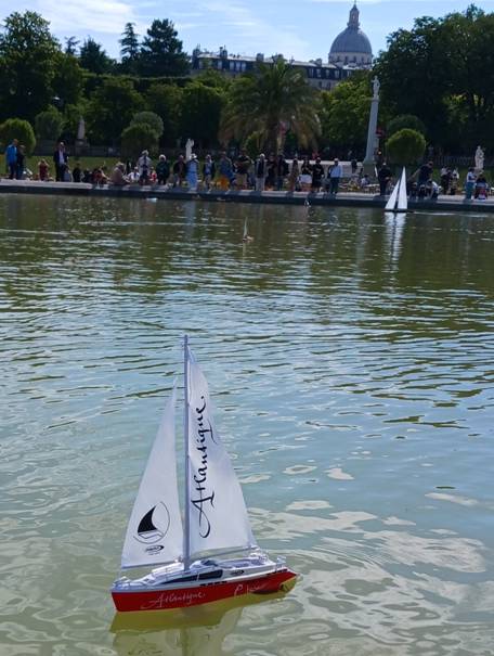 club nautique du luco jardin du Luxembourg Paris pond boat