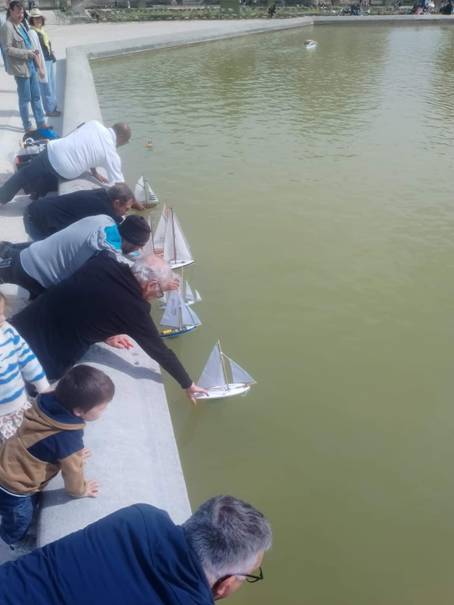 club nautique du luco jardin du Luxembourg Paris pond boat