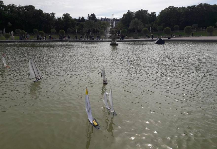 club nautique du luco jardin du Luxembourg Paris pond boat