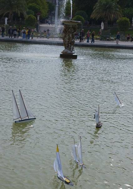 club nautique du luco jardin du Luxembourg Paris pond boat