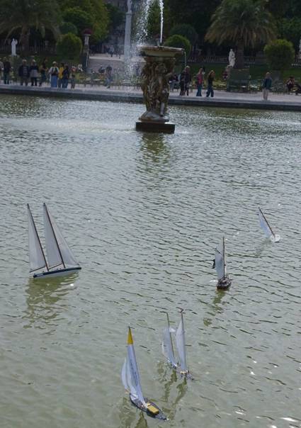 club nautique du luco jardin du Luxembourg Paris pond boat