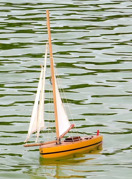 club nautique du luco jardin du Luxembourg Paris pond boat