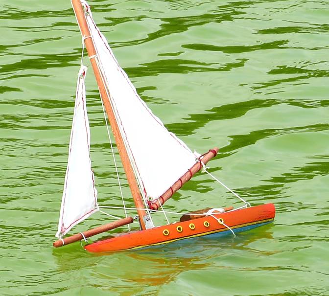 club nautique du luco jardin du Luxembourg Paris pond boat
